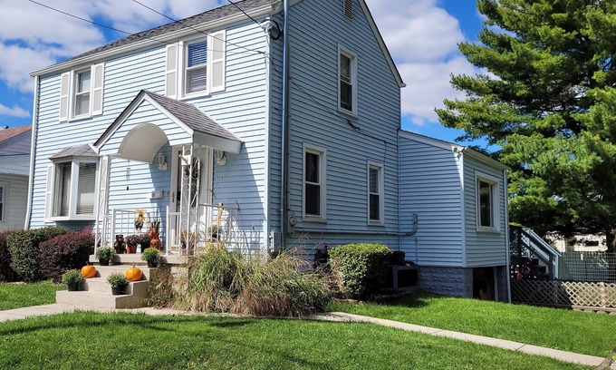 Wheeling House | Cozy creekfront home. Mins to Hosptial, parks, Oglebay, Casino and waterfront!