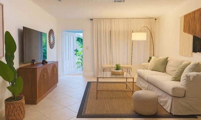 Dania Beach House | Cozy Dania Beach House with Fenced Backyard