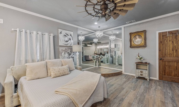 Dennis Cabin | Cozy Darlin' Suite on the River