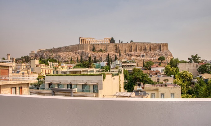 Makrigianni Apartment | Cozy Deck Roof Apt at the Foothills of Acropolis