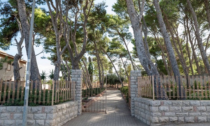 Pizzolungo Apartment | Cozy detached villa of 156 sqm, on two levels, able to accommodate up to 9 people. The property is located in Pizzolungo, a coastal hamlet of Erice, an oasis of peace overlooking the crystalline sea of western Sicily. A few minutes from Trapa