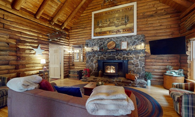 Jeffersonville Condo | Cozy dog-friendly condo w/private deck, grill, gas fireplace, firepit, cornhole