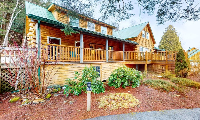 Jeffersonville Condo | Cozy dog-friendly condo w/private deck, grill, gas fireplace, firepit, cornhole
