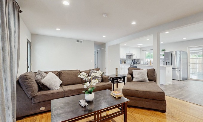 Sacramento House | Cozy dog friendly home w/patio - near Sacramento State University & Downtown