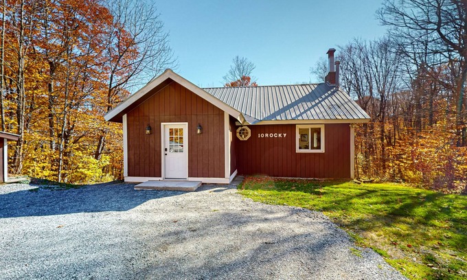 Stratton and Bromley Ski Areas House | Cozy dog-friendly house w/fireplace, firepit, loft, deck, TV's, wifi, kitchen