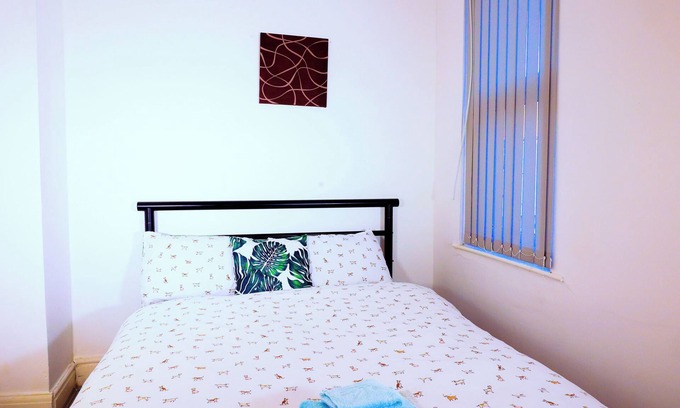 Liverpool House | Cozy Double Room in Prime Kensington with Shared Kitchen and TV