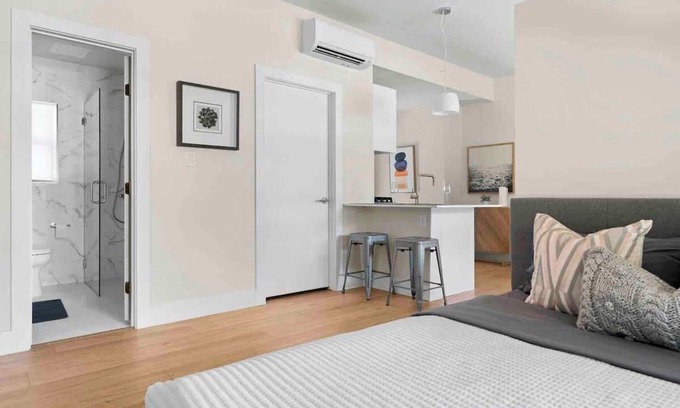 West Campus Apartment | Cozy Downtown Studio - near UT