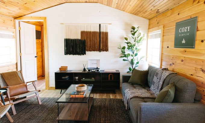Pine Ridge Cabin | Cozy Dumplin' RRG - Warm & Modern Stay in RRG/Auxier