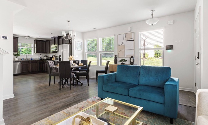 Durham House | Cozy End Unit Townhouse 10 minutes to downtown Durham - pool open until Sept!