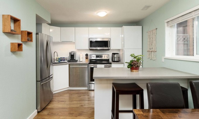 Victoria Condo | Cozy Escape in a Central Neighborhood