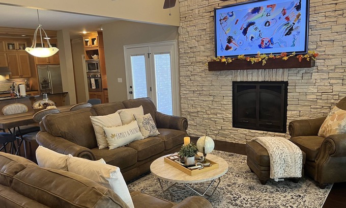 Russellville Condo | Cozy Executive Condo located in gated community on golf course minutes from lake