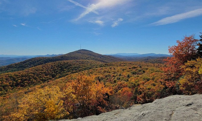 Beech Mountain House | Cozy Fall Foliage Escape. Hot Tub, Pool, Fireplace