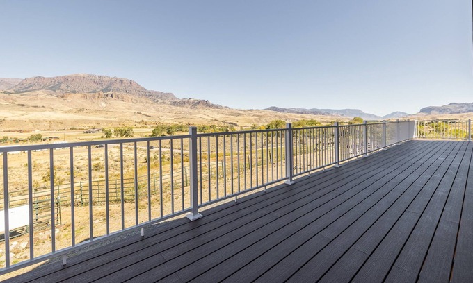 Wapiti House | Cozy Fall Getaway in Wapiti Hot tub, Views & Dogs