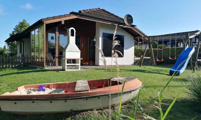 Nordseebad Burhave House | Cozy family-friendly holiday home with Wi-Fi, bicycles and a cot