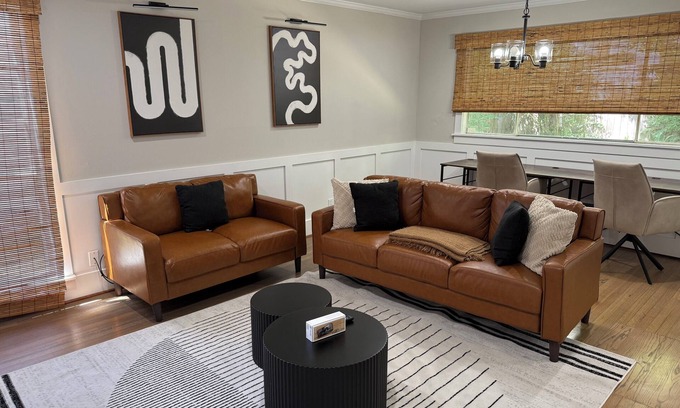 Houston House | Cozy Family Friendly Oasis, Free Parking, Fast Wi-Fi & Self Check-in by Galleria