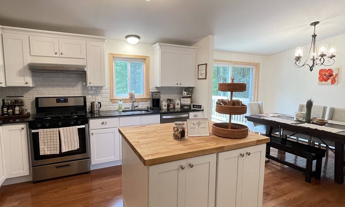 Kerhonkson House | Cozy Family Friendly Retreat! Firepit, Sunrise, Minnewaska - pet friendly