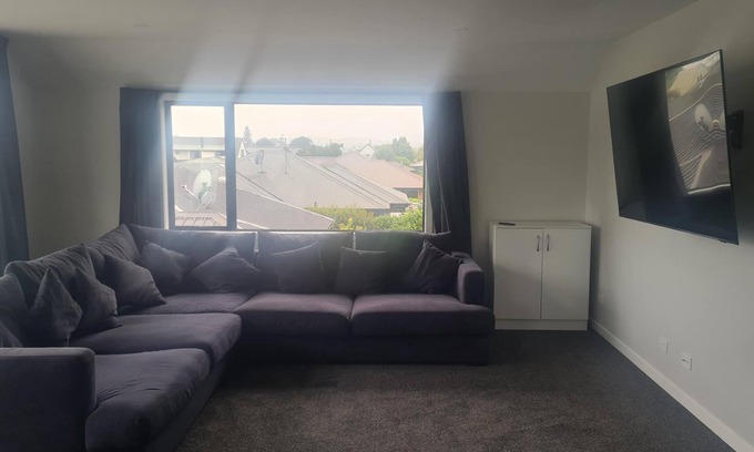 Richmond House | Cozy family home in quiet neighbourhood - close to amenities. n