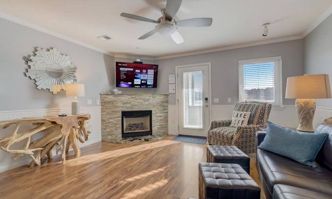 Lake Delton Apartment | Cozy, Fireplace, Steps to Lake