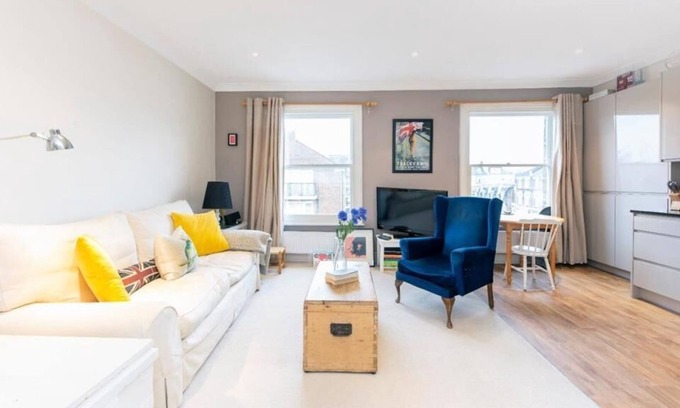 Hammersmith Broadway Apartment | Cozy flat in Hammersmith with two tube stations nearby
