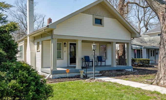 Indianapolis House | Cozy Full Size House - One-Block from Hinkle Field House at Butler University.