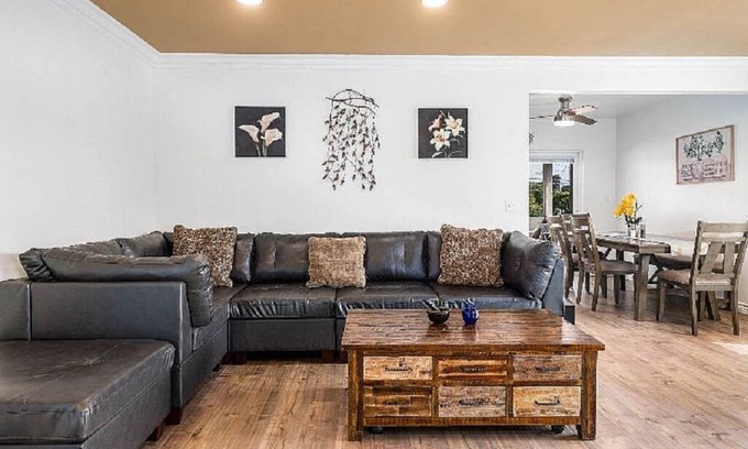 Inglewood Apartment | Cozy, fully furnished 2+2, with huge balcony, So-Fi, Forum, Intuit Dome & more!