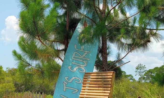 Eastpoint Cabin | Cozy & Fun Fisherman's Cabin close to Beaches and Forest. Pet Friendly!