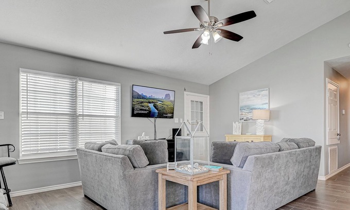 Pirates Beach House | Cozy Galveston Getaway: La Jolla - 3BR, 2BA, Just Steps from the Sand!
