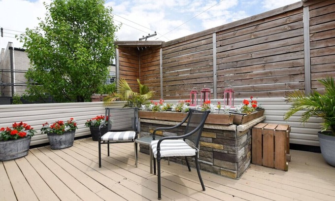 North Center Apartment | Cozy Garden Unit Located in North Center