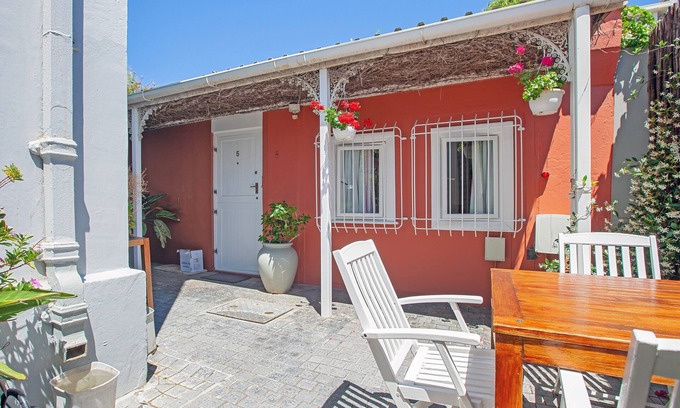 Cape Town Cottage | Cozy Garden cottage, adjoining courtyard garden, private entrance