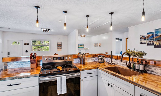 Jupiter Cabin | Cozy, Gated, Hot Tub & Sauna, Playroom, Bar, Fenced-in Yard.
