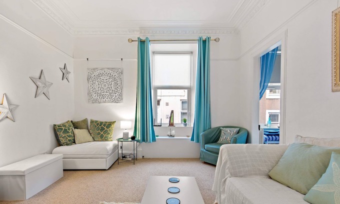 Millport Apartment | Cozy corner ground floor flat close to the sea! 5 night minimum stay July/August