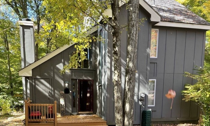 White Haven House | Cozy Getaway located on JACK FROST MOUNTAIN with private lake club access