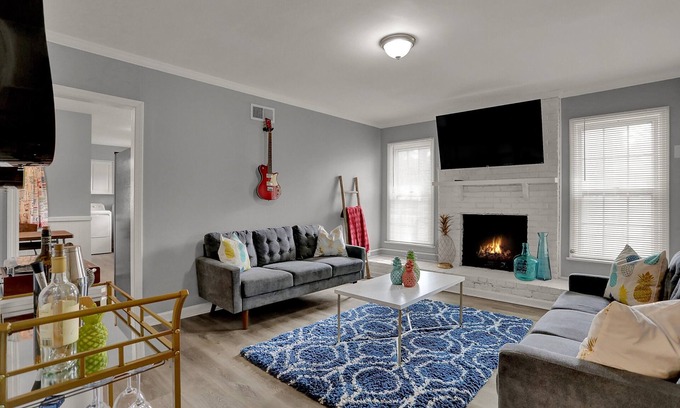 Whitehaven House | Cozy Graceland Hot Tub Retreat 3BD/2Bath πΆπΈ