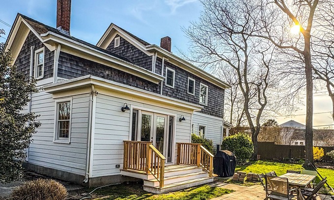 Pipes Cove House | Cozy Greenport village cottage