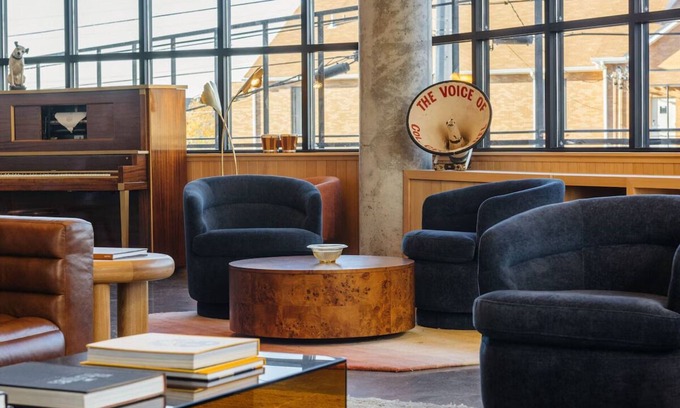 East Nashville Hotel | Cozy Guest House with Lounge, Rooftop Bar, and Social Spaces! Close to Airport
