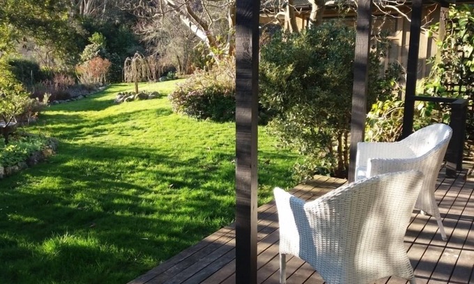 Manakau House | Cozy guesthouse in stunning garden