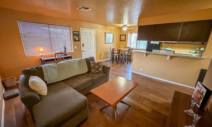 Paradise House | Cozy Harry Reid Airport apartment {pet friendly} five min from the Strip