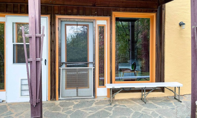 Marshall Apartment | Cozy 'Hilltop Hideaway' ~ 18 Mi to Asheville!