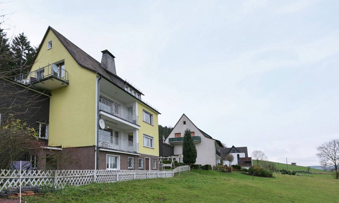 Eslohe House | Cozy Holiday Home in Niedersalwey with Sauna