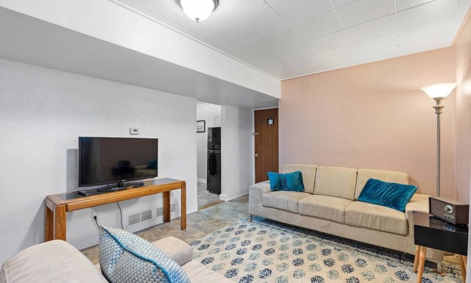 Boise House | Cozy Holiday Hideaway | King Bed | Free Parking