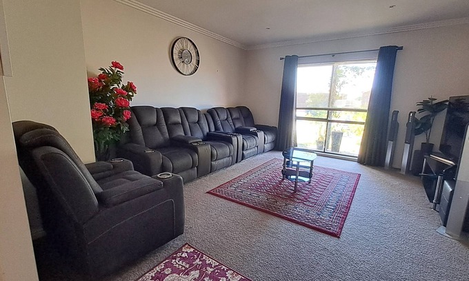 Mildura House | Cozy Holiday House 5 minute drive to City Centre