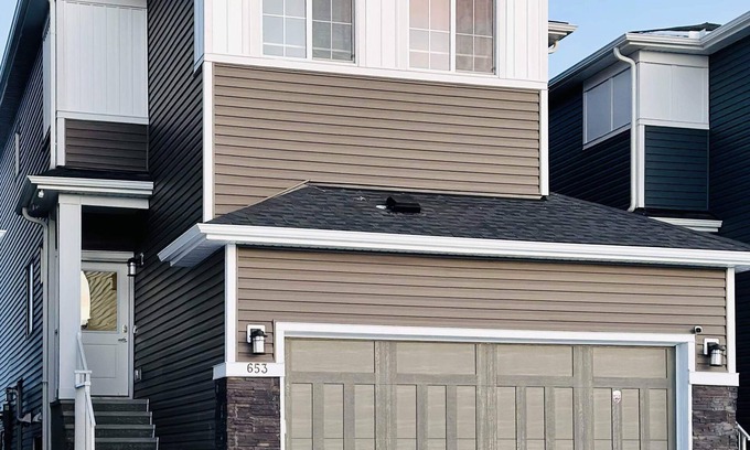 Calgary House | Cozy Home - close to the mountains