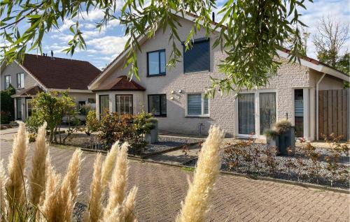 Stavenisse House | Cozy Home In Stavenisse With Sauna