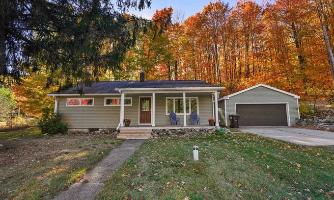 Traverse City House | Cozy Home in Wine Country - Wine Season Open!