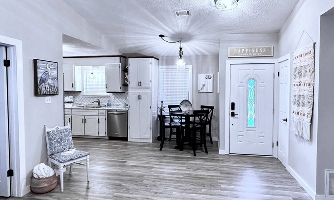 Gulf Breeze House | Cozy Home Mins from Pensacola Beach Sleeps 6 Kid-Pet friendly Large Fenced yard