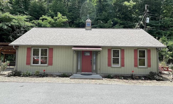 Gatlinburg Cottage | Cozy/Home Serenity at It's Best. Come Stay Awhile-1 Mi From Gatlinburg Parkway!