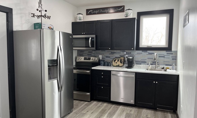 Sandusky House | Cozy home sleeps 10 only 5 minutes to Cedar Point/Sports Force