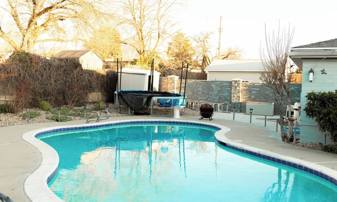 Sandy House | Cozy home with pool, hot tub & steam shower