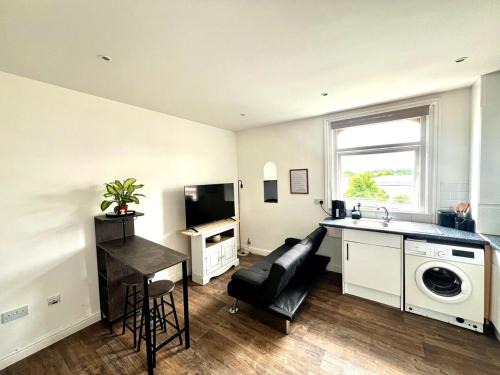 Leeds Apartment | Cozy hotel-style city apartment with free parking
