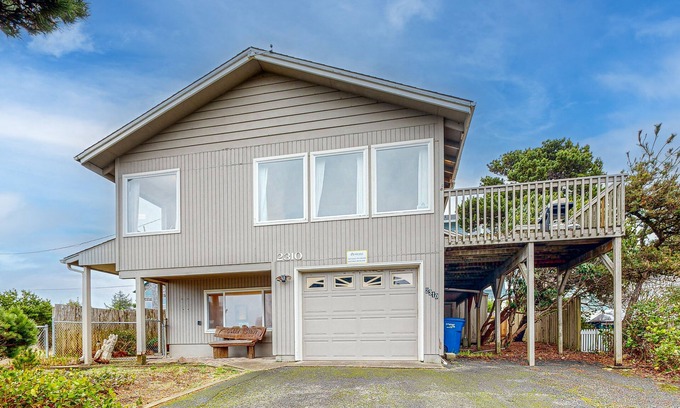 Nelscott House | Cozy house close to beach - hot tub & ocean views